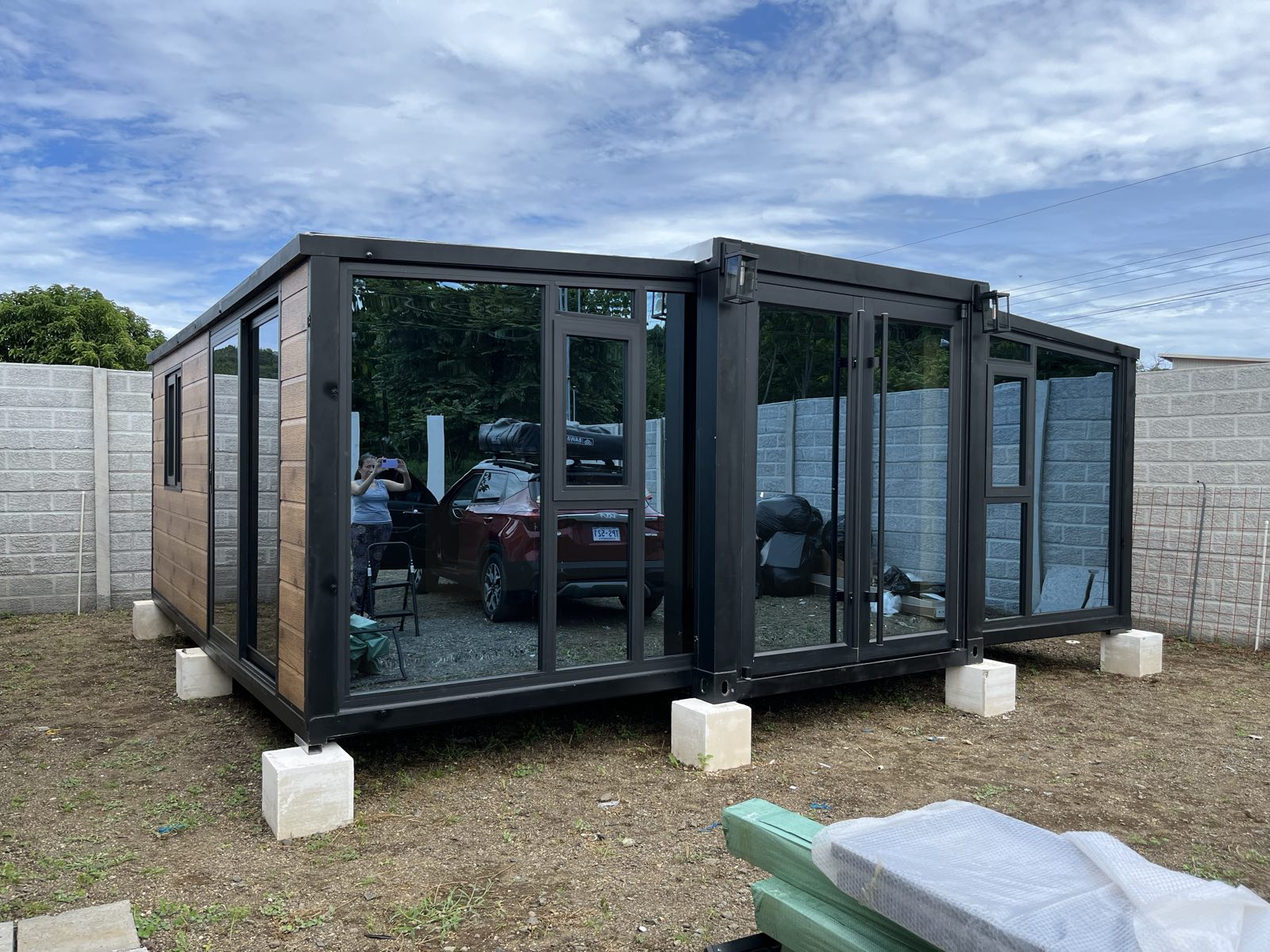 Casa Aka — casa container de 2 habitaciones con paredes de vidrio y piscina privada en Quebrada Bonita, Jacó, Costa Rica