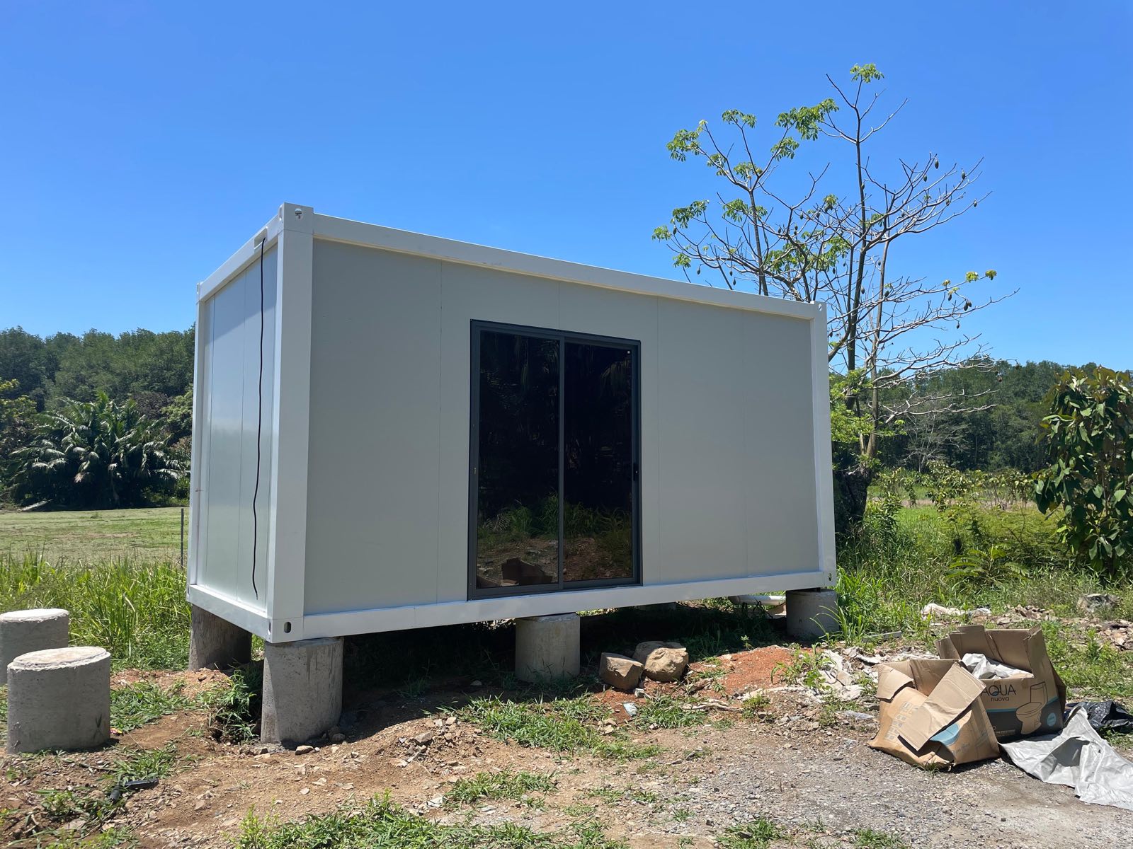 Casa Shiro — studio container blanco de alquiler con piscina privada en Quebrada Bonita, Jacó, Costa Rica