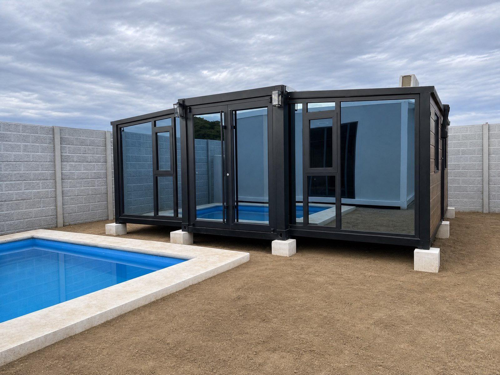 Daruma Kuro — 2-bedroom glass-walled container home by the pool, Daruma Jacó