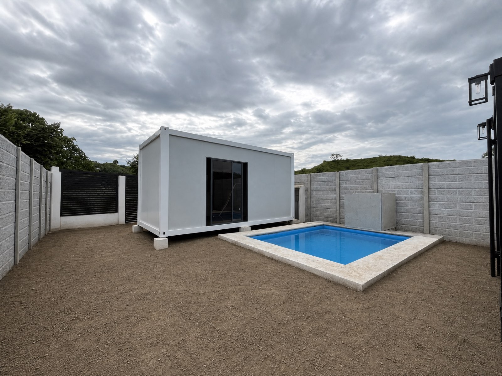 Daruma Shiro — white container studio by the pool, Daruma Jacó